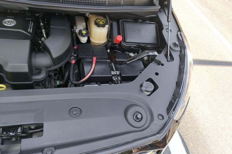 Used Buick GL8 2022 ES Landtrek 653T Flagship Model Engine Bay Left