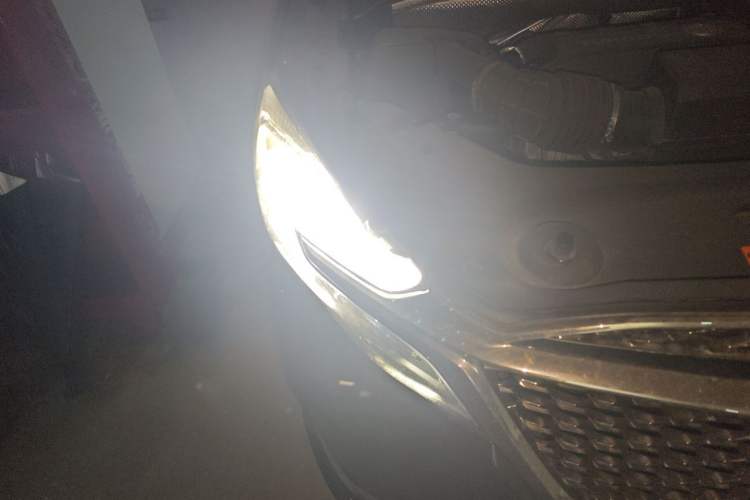 Used Buick GL8 2022 Avenir Avia Four-Seat Prestige Edition Right Front Headlight