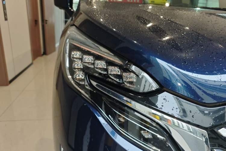 Used Buick GL8 2022 Facelift Avenir Aivia Four-Seat Prestige Edition Right Front Headlight