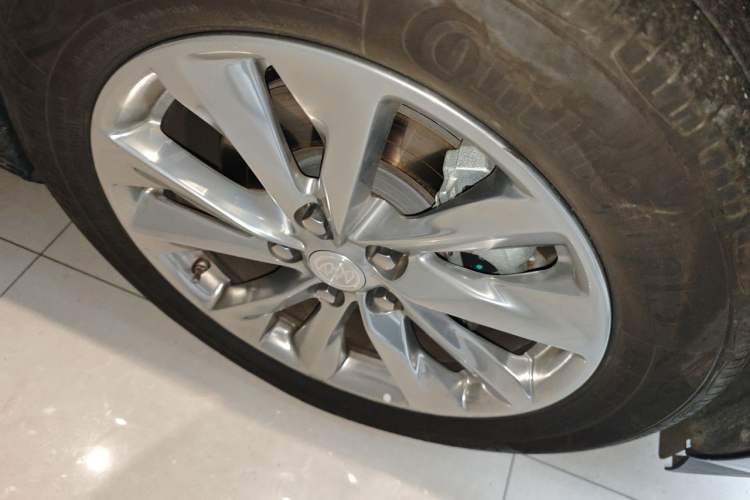 Used Buick GL8 2022 Facelift Avenir Aivia Four-Seat Prestige Edition Right Front Wheel Hub