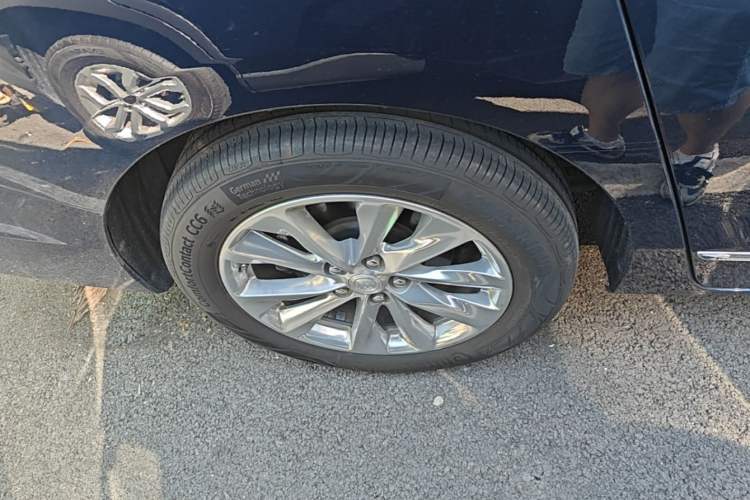 Used Buick GL8 2022 Avenir Avia Four-Seat Prestige Edition Right Rear Wheel Hub
