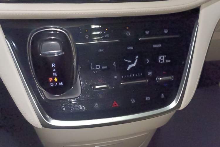 Used Buick GL8 2022 ES Land Cruiser 653T Luxury Model Audio And AC Panel