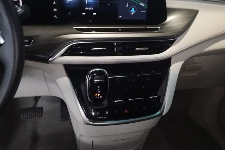 Used Buick GL8 2022 ES Landtrek 653T Comfort Edition Audio And AC Panel