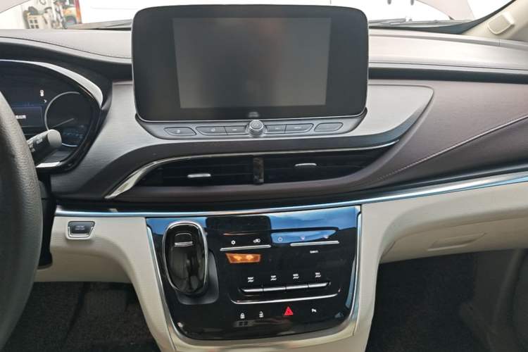 Used Buick GL8 2022 Land Cruiser Executive Class 652T Comfort Model Audio And AC Panel