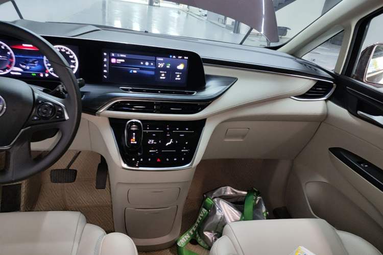 Used Buick GL8 2022 ES Landtrek 653T Comfort Edition Audio And AC Panel