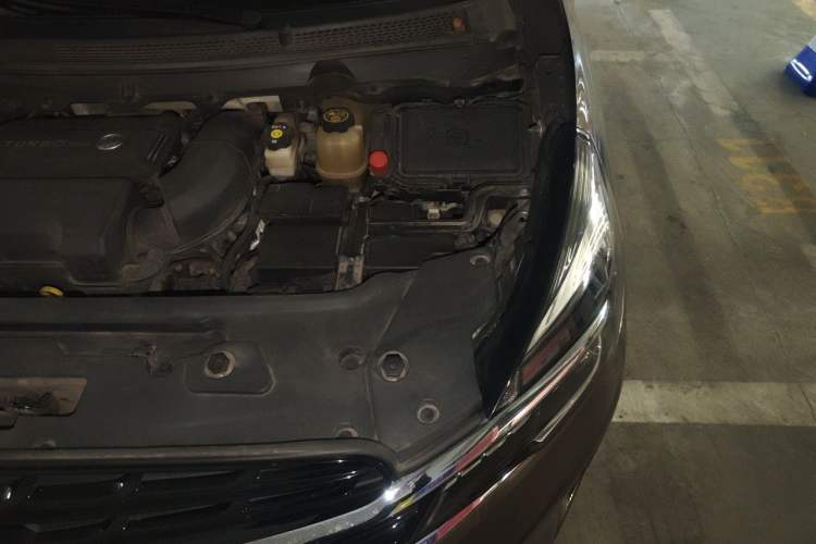 Used Buick GL8 2022 Land Business Class 652T Luxury Model Engine Bay Left