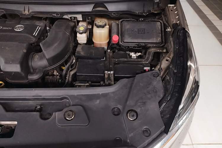 Used Buick GL8 2022 Land Executive Class 652T Prestige Model Engine Bay Left