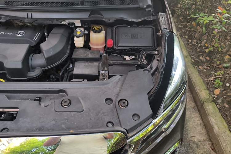 Used Buick GL8 2022 Land Cruiser Executive Class 652T Comfort Model Engine Bay Left