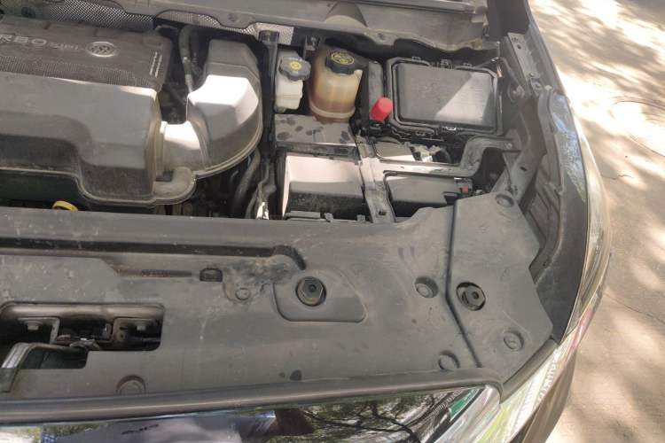 Used Buick GL8 2022 Land Cruiser Executive Class 652T Comfort Model Engine Bay Left