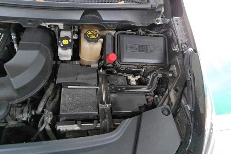 Used Buick GL8 2022 Land Cruiser Executive Class 652T Comfort Model Engine Bay Left