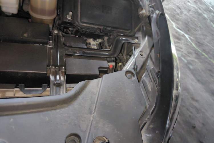 Used Buick GL8 2022 Land Cruiser Executive Class 652T Comfort Model Engine Bay Left
