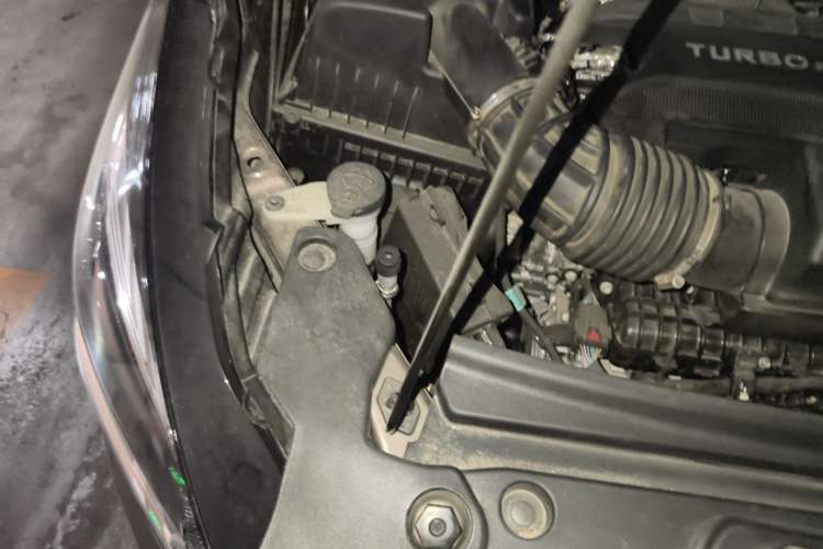 Used Buick GL8 2022 Land Cruiser Executive Class 652T Comfort Model Engine Bay Right