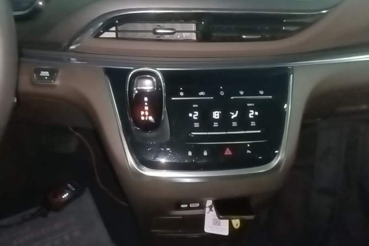 Used Buick GL8 2022 Land Cruiser Executive 652T Luxury Edition with Accessibility Features Gear Lever