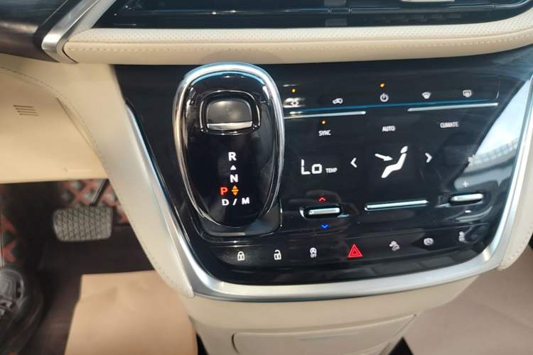 Used Buick GL8 2022 ES Landtrek 653T Luxury Edition Gear Lever