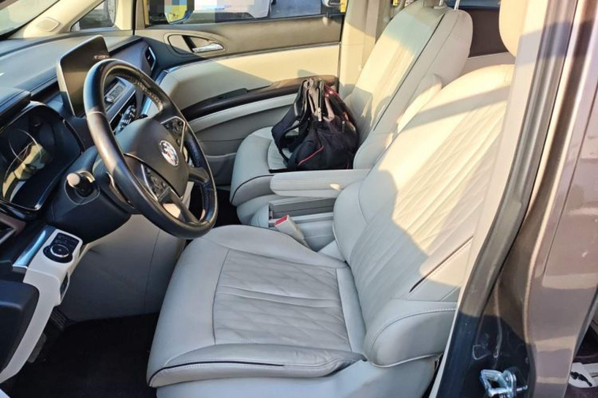 Used Buick GL8 2022 Land Business Class 652T Luxury Model Left Front Seat