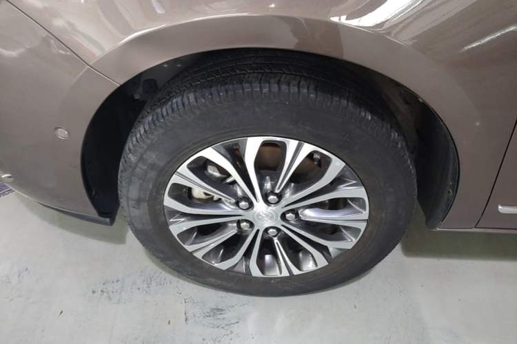 Used Buick GL8 2022 Land Executive Class 652T Prestige Model Left Front Wheel Hub
