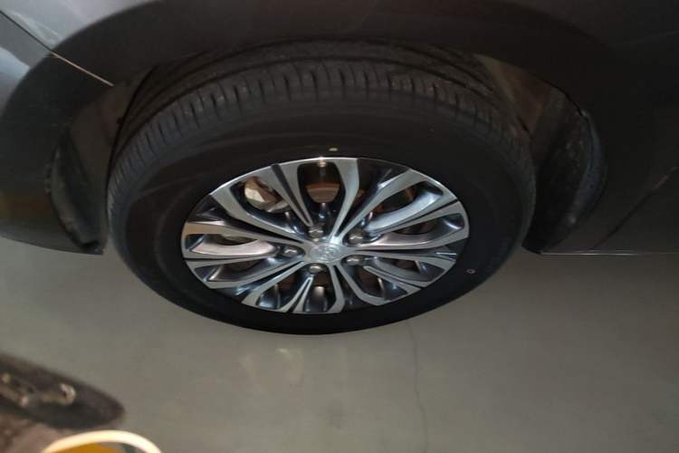 Used Buick GL8 2022 Land Cruiser Executive Class 652T Comfort Model Left Front Wheel Hub