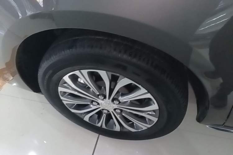Used Buick GL8 2022 Land Cruiser Executive 652T Luxury Edition with Accessibility Features Left Front Wheel Hub