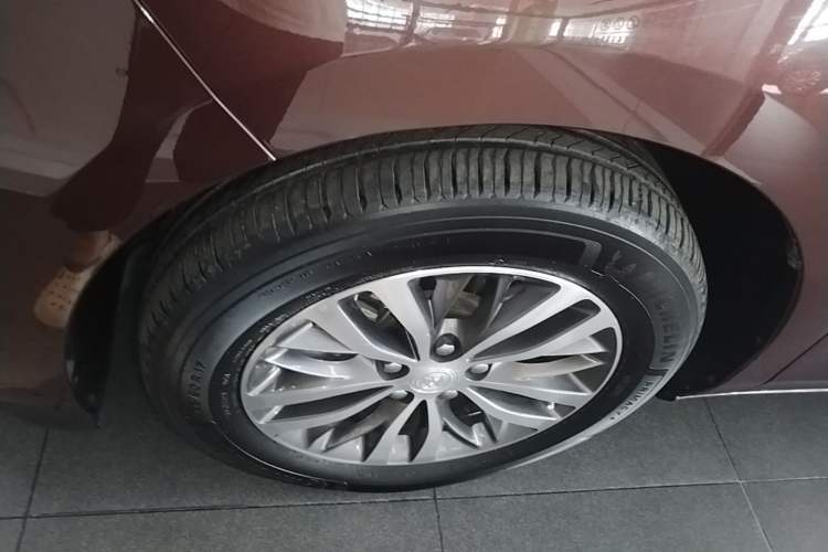 Used Buick GL8 2022 ES Landtrek 653T Comfort Edition Left Front Wheel Hub