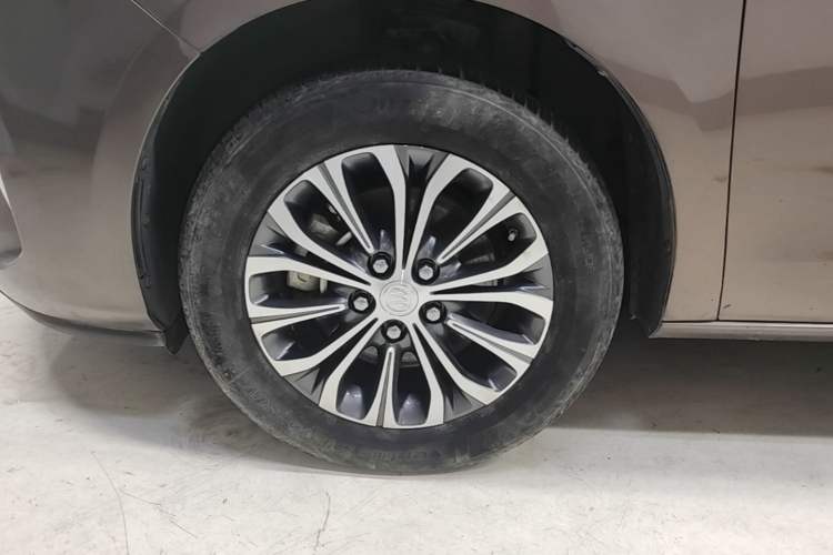 Used Buick GL8 2022 Land Cruiser Executive Class 652T Comfort Model Left Front Wheel Hub