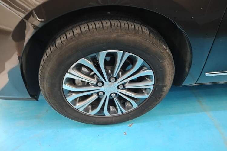 Used Buick GL8 2022 Land Business Class 652T Luxury Model Left Front Wheel Hub