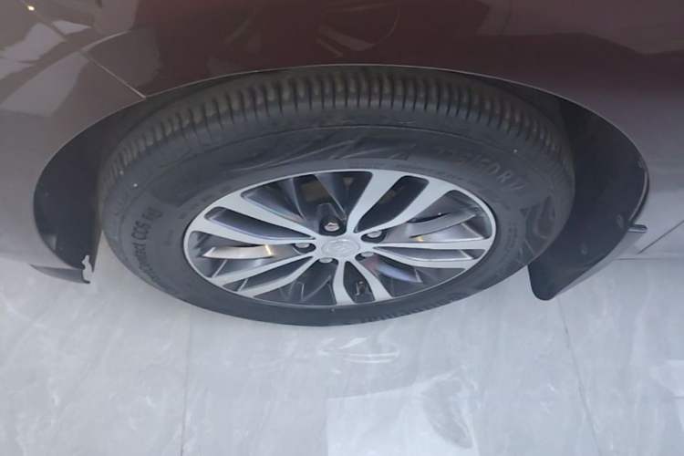 Used Buick GL8 2022 ES Landtrek 653T Comfort Edition Left Front Wheel Hub