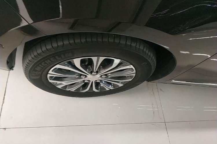Used Buick GL8 2022 Land Executive Class 652T Prestige Model Left Front Wheel Hub