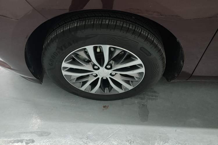 Used Buick GL8 2022 ES Landtrek 653T Comfort Edition Left Front Wheel Hub