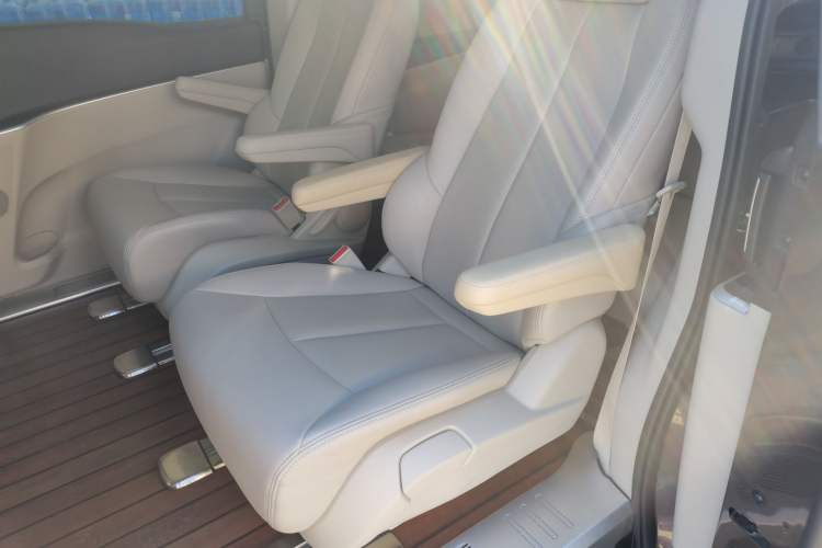 Used Buick GL8 2022 Land Cruiser Executive Class 652T Comfort Model Left Rear Seat