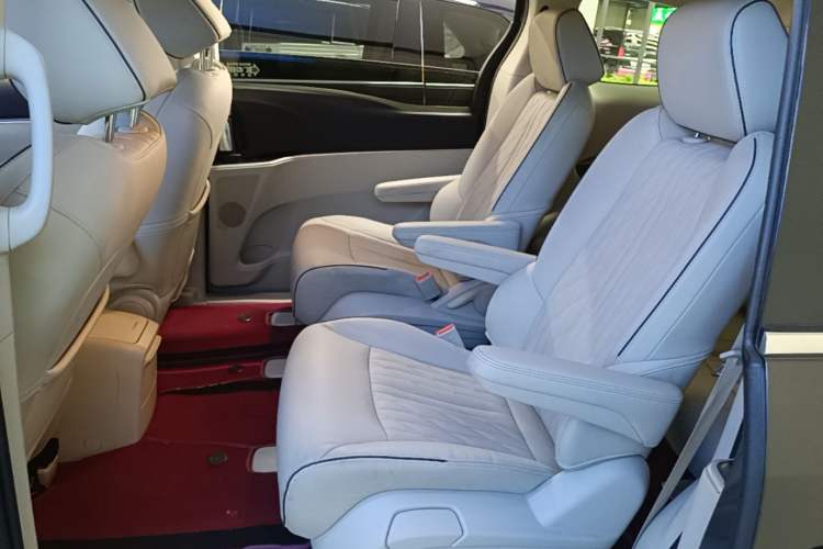 Used Buick GL8 2022 Land Business Class 652T Luxury Model Left Rear Seat