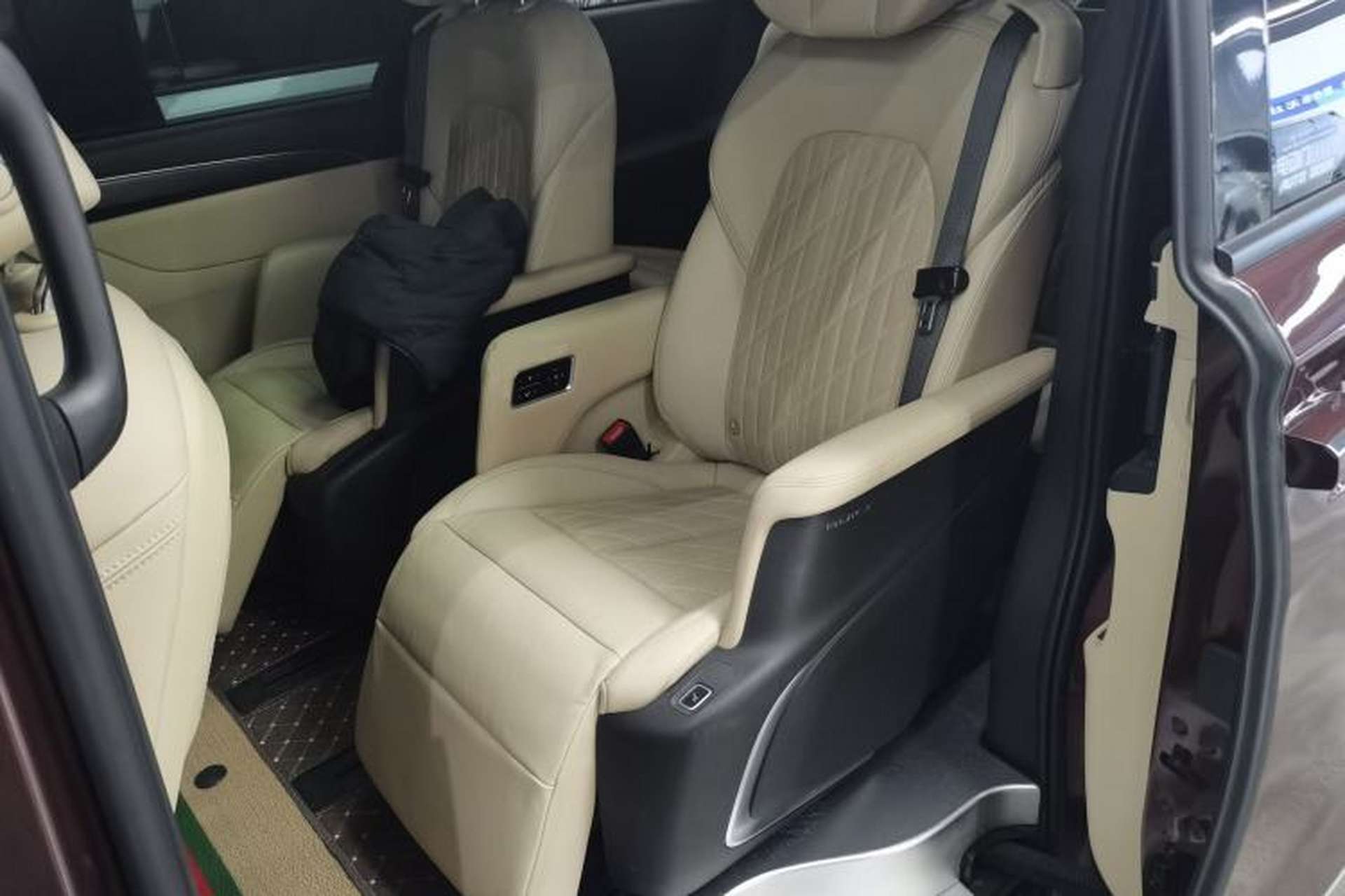 Used Buick GL8 2022 ES Landtrek 653T Flagship Model Left Rear Seat
