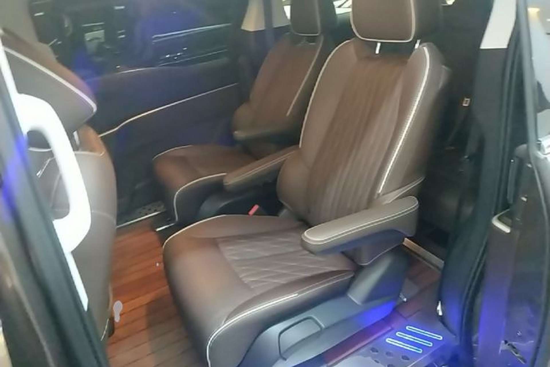 Used Buick GL8 2022 Land Business Class 652T Luxury Model Left Rear Seat