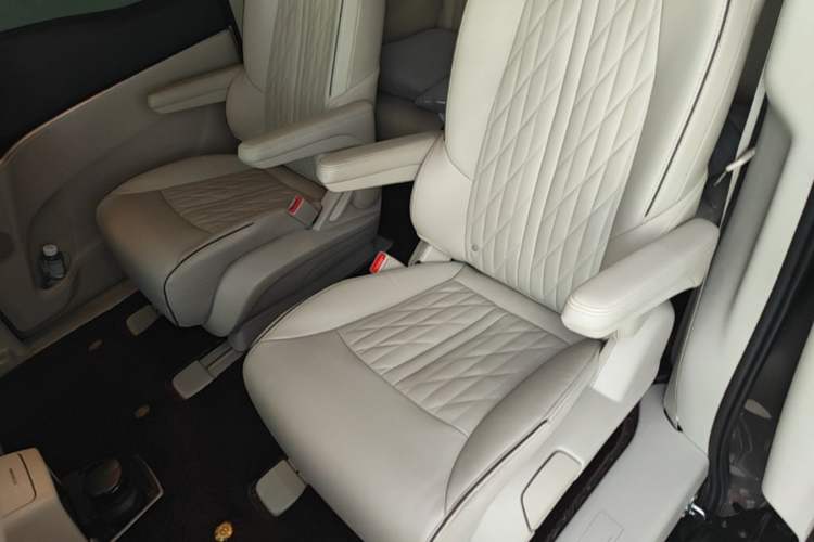 Used Buick GL8 2022 Land Business Class 652T Luxury Model Left Rear Seat