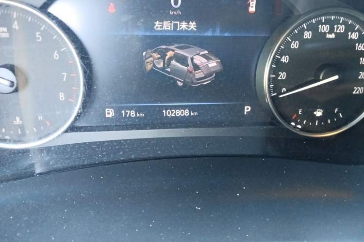 Used Buick GL8 2022 Land Cruiser Executive Class 652T Comfort Model Odometer Close Up