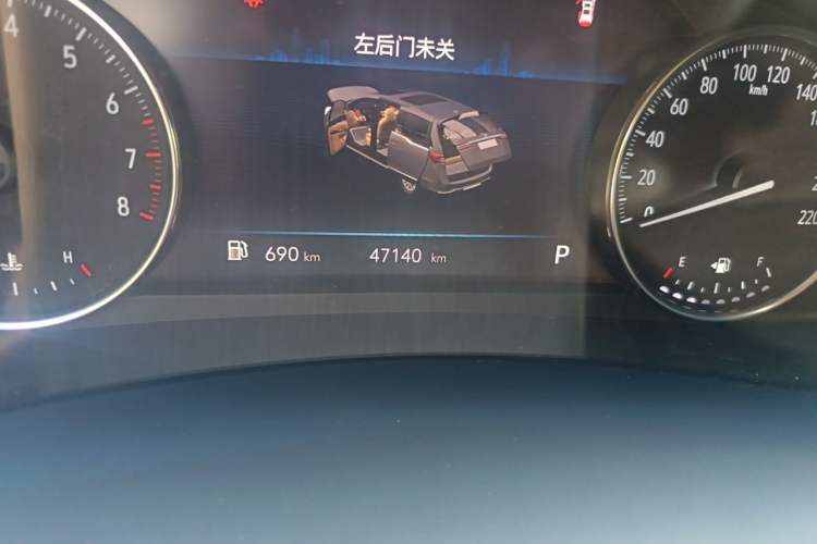 Used Buick GL8 2022 Land Business Class 652T Luxury Model Odometer Close Up