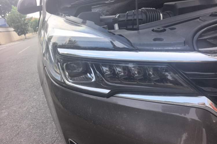 Used Buick GL8 2022 Land Business Class 652T Luxury Model Right Front Headlight
