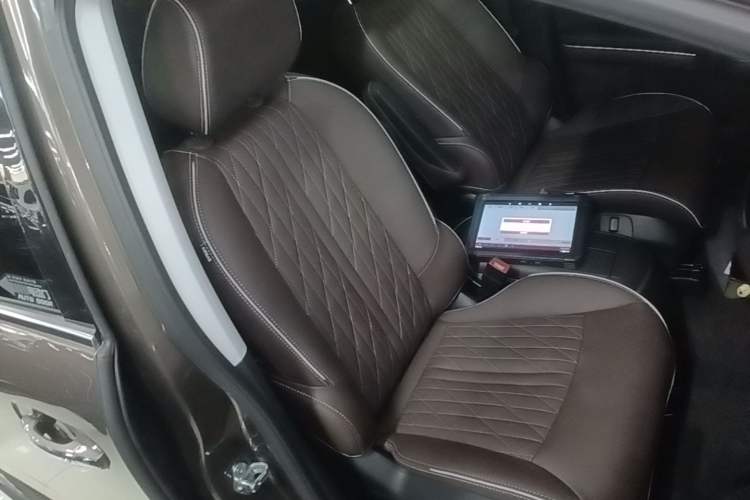 Used Buick GL8 2022 Land Cruiser Executive 652T Luxury Edition with Accessibility Features Right Front Seat