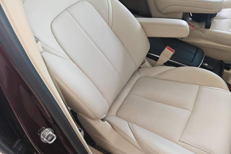 Used Buick GL8 2022 ES Landtrek 653T Luxury Edition Right Front Seat