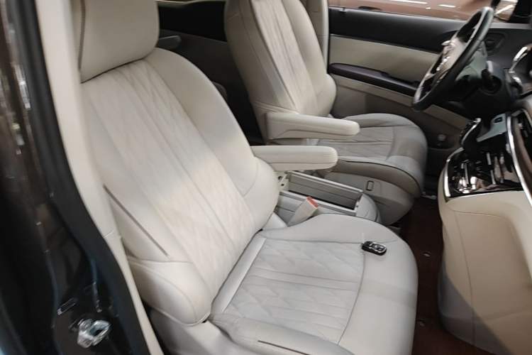 Used Buick GL8 2022 Land Business Class 652T Luxury Model Right Front Seat