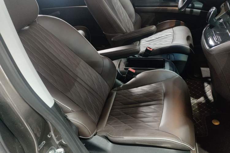 Used Buick GL8 2022 Land Business Class 652T Luxury Model Right Front Seat