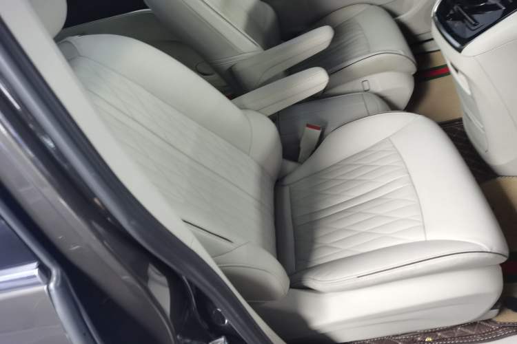Used Buick GL8 2022 Land Business Class 652T Luxury Model Right Front Seat