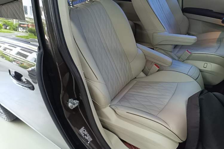 Used Buick GL8 2022 Land Business Class 652T Luxury Model Right Front Seat