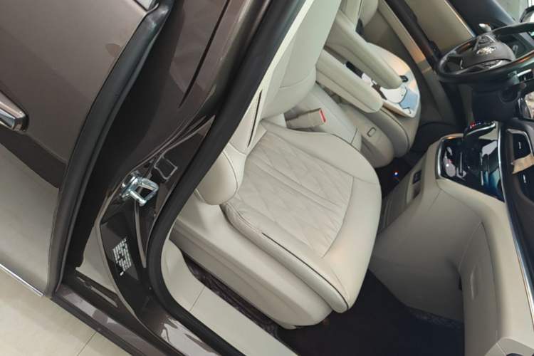 Used Buick GL8 2022 Land Business Class 652T Luxury Model Right Front Seat