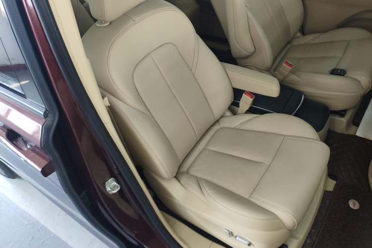 Used Buick GL8 2022 ES Landtrek 653T Luxury Edition Right Front Seat