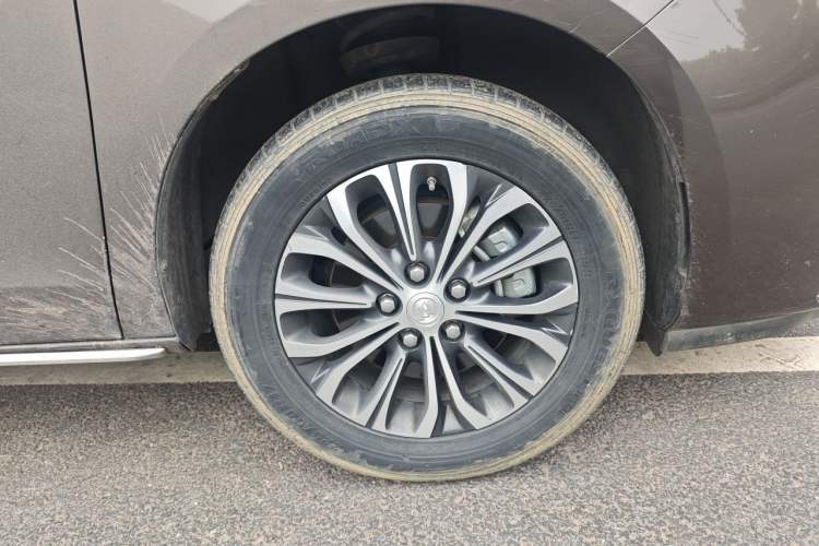 Used Buick GL8 2022 Land Cruiser Executive Class 652T Smart Luxury Model Right Front Wheel Hub