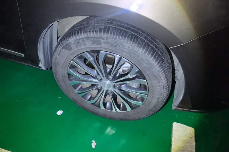 Used Buick GL8 2022 Land Business Class 652T Luxury Model Right Front Wheel Hub