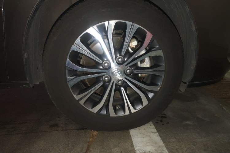Used Buick GL8 2022 Land Business Class 652T Luxury Model Right Front Wheel Hub