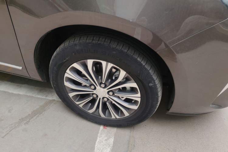 Used Buick GL8 2022 Land Business Class 652T Luxury Model Right Front Wheel Hub
