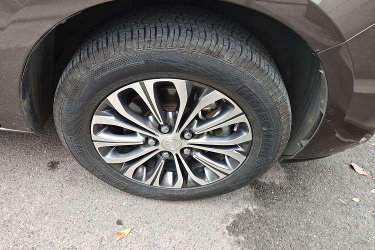 Used Buick GL8 2022 Land Business Class 652T Luxury Model Right Front Wheel Hub