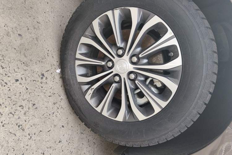 Used Buick GL8 2022 Land Business Class 652T Luxury Model Right Front Wheel Hub
